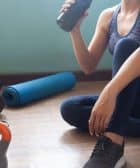 mujer tomando batido de proteinas