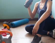 mujer tomando batido de proteinas