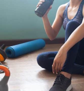mujer tomando batido de proteinas