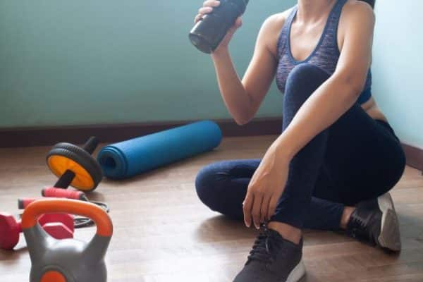 mujer tomando batido de proteinas
